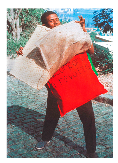 Nildo da Mangueira vestindo P 15 Parangol capa 11 Incorporo a revolta (1967), de Hlio Oiticica, circa 1968; Foto: Claudio Oiticica